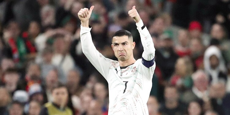 Cristiano Ronaldo reacciona tras su expulsión, ayer.