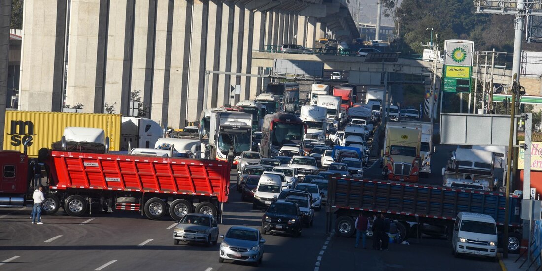 Transportistas realizan un bloqueo en la carretera Toluca-México