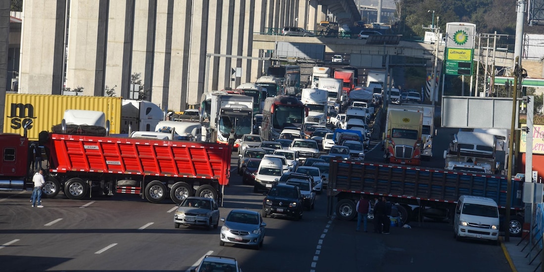 En la imagen ilustrativa, transportistas realizan un bloqueo en la carretera Toluca-México.