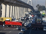 En la imagen ilustrativa, transportistas realizan un bloqueo en la carretera Toluca-México.