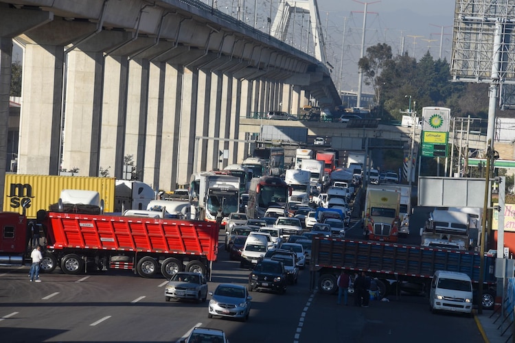 Transportistas realizan un bloqueo en la carretera Toluca-México el 26 de noviembre