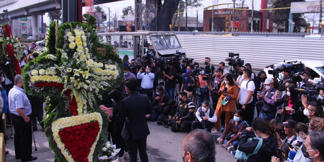 Memorial a víctimas de L12 frente a tramo colapsado