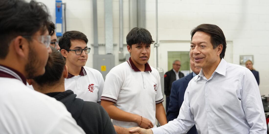 El titular de la SEP, Mario Delgado, (der.), en imagen de archivo.