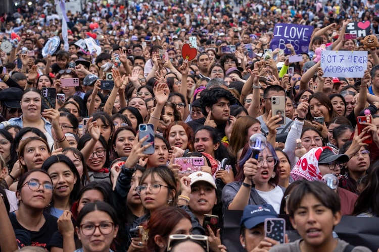 Asisten más de 50 mil ARMY al Zócalo de la Ciudad de México.
