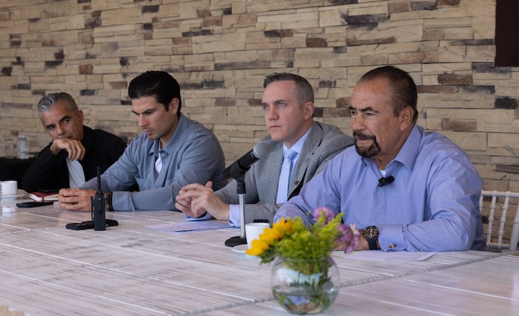 Adrián Rubalcava y Fernando Espino durante la firma del convenio para fortalecer la operación del Metro.