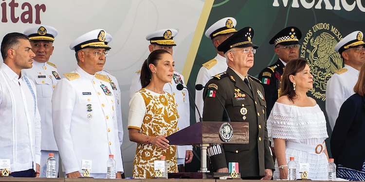 De izq. a der.: Omar García, Raymundo Pedro Morales, Claudia Sheinbaum, Ricardo Trevilla, Rocío Nahle, ayer, en el presidium.