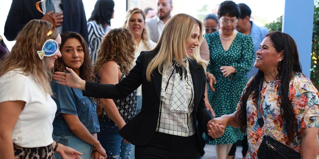 Romina Contreras, con docentes de un jardín de niños, el pasado lunes.