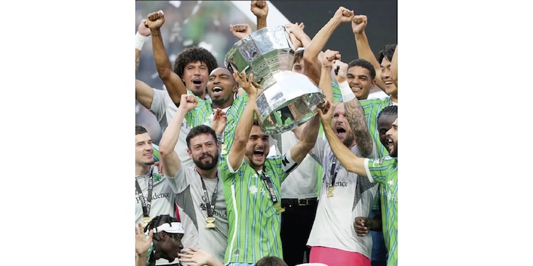 FUTBOLISTAS del Seattle Sounders levantan el trofeo obtenido el año pasado a costa del Inter Miami. El mexicano Obed Vargas militaba en el equipo de Washington