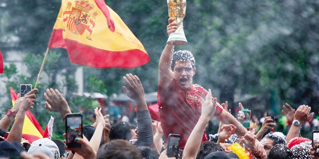 Españoles se reúnen en la colonia Roma para celebrar su triunfo, ayer.