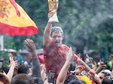 Españoles se reúnen en la colonia Roma para celebrar su triunfo, ayer.