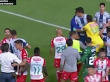 Necaxa y Pachuca terminan su partido entre golpes y gritos.