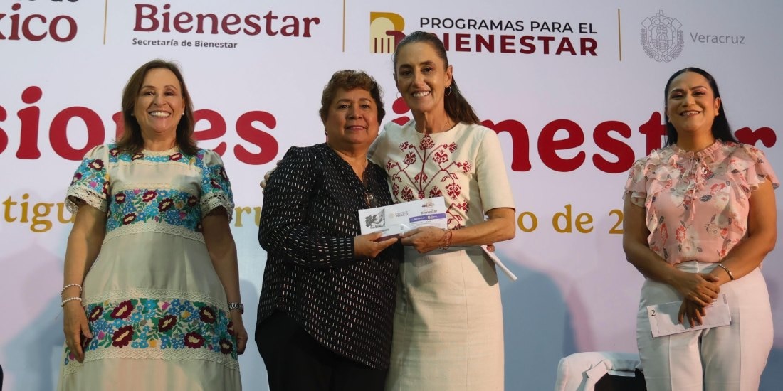 Sheinbaum entrega tarjetas de las pensiones para mujeres y adultos mayores en Veracruz