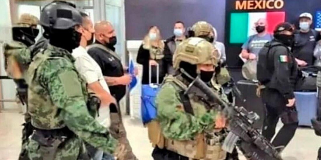 Agentes entregaron al acusado (playera blanca) a autoridades de EU.