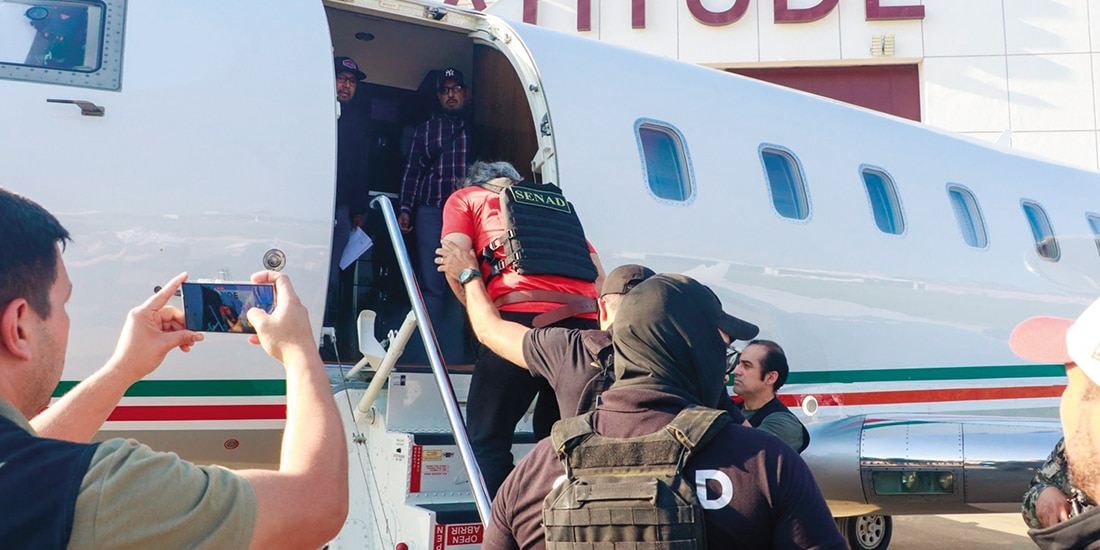 EL EXSERVIDOR, al tomar en Paraguay vuelo a México, en septiembre de 2025.