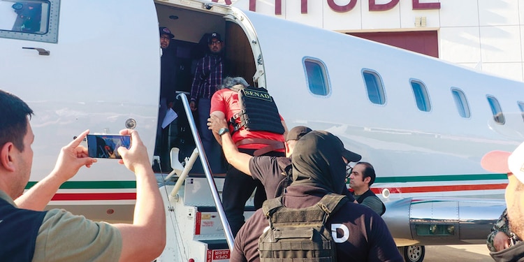 EL EXSERVIDOR, al tomar en Paraguay vuelo a México, en septiembre de 2025.