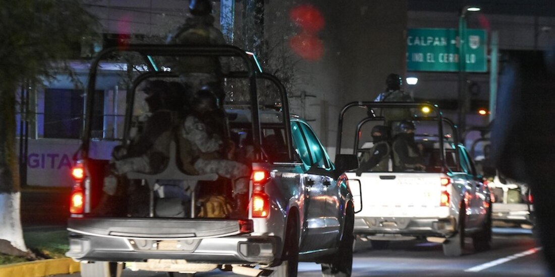 El general es resguardado tras su retorno al país, el pasado 18 de noviembre.