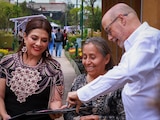 Clara Brugada, Jefa de Gobierno, entregó un reconocimiento a la visitante 500 mil al Jardín Flotante Tlallipan.