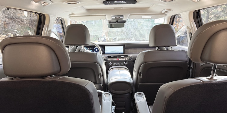 Tiene asientos con calefacción en las tres filas, ventilados en las dos filas frontales.