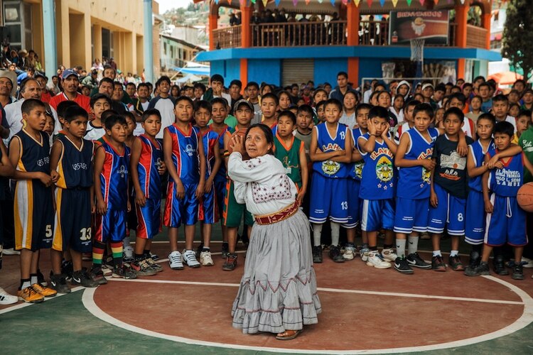 Jorge Santiago, sin título, de la serie Identidad de juego, Santa María Tlahuilotepec, Oaxaca, impresión digital. Colección Toledo del CFMAB.