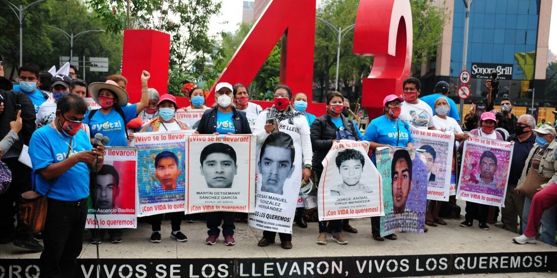 Padres de los jóvenes desaparecidos de Ayotzinapa demandan justiucia 