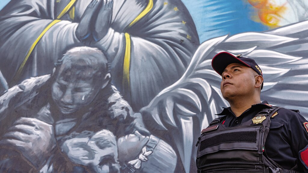 Sergio Soriano frente al mural del artista urbano Snoke en memoria de Alicia Matías, el 24 de noviembre.