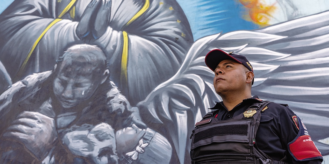 Sergio Soriano frente al mural del artista urbano Snoke en memoria de Alicia Matías, el 24 de noviembre.