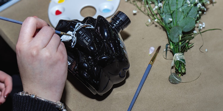 Mientras intervenían la botella, degustaban.