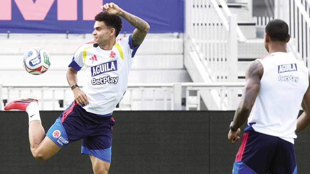 Luis Díaz y sus compañeros en el entrenamiento de ayer, en Estados Unidos.