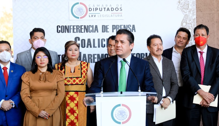 Carlos Puente, líder de diputados del PVEM, habla en conferencia conjunta con legisladores de Morena y el PT, ayer.