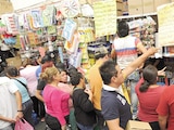 AMBULANTES OBSERVAN cómo incrementan sus ventas en el Centro Histórico, ante el inicio del ciclo escolar.