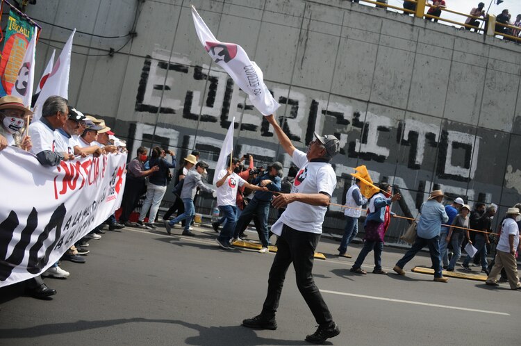 Integrantes del Comité 68 encabezaron el contingente, ayer.