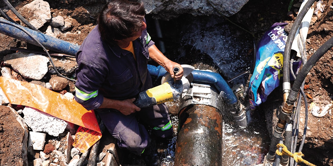 Un trabajador de la Segiagua labora en la reparación de una tubería para evitar la fuga de agua, este año.