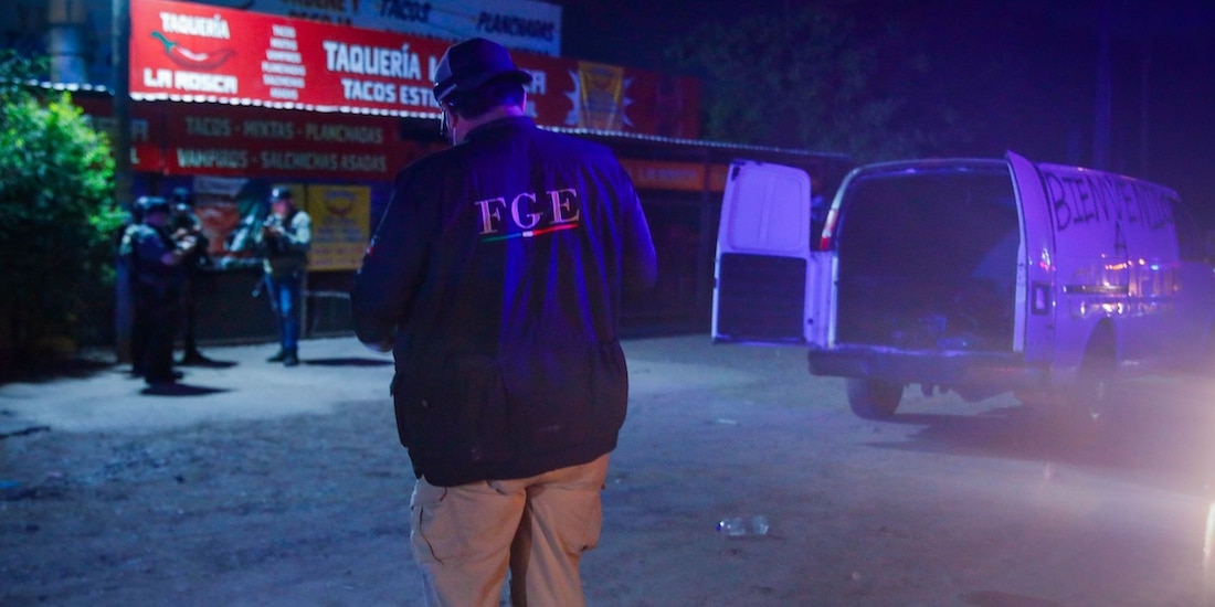 Autoridades de Sinaloa atienden un homicidio frente a una taquería.