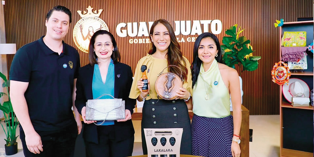 La mandataria estatal (3.a de izq. a der.), ayer, durante el encuentro con emprendedores locales de Guanajuato.