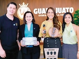 La mandataria estatal (3.a de izq. a der.), ayer, durante el encuentro con emprendedores locales de Guanajuato.