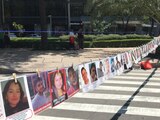 Tendedero con fotografías de personas desaparecidas en la Glorieta de los Desaparecidos, ubicada en Paseo de la Reforma.