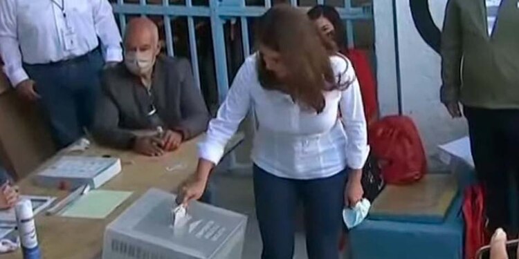 Carolina Viggiano tras emitir su voto