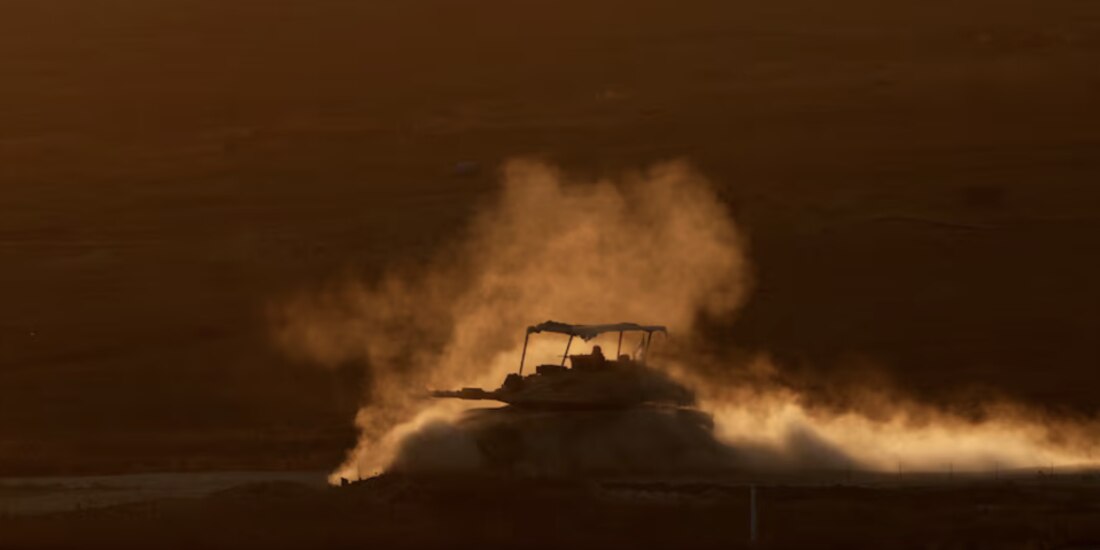 Un tanque israelí maniobra en Gaza, visto desde Israel, ayer.