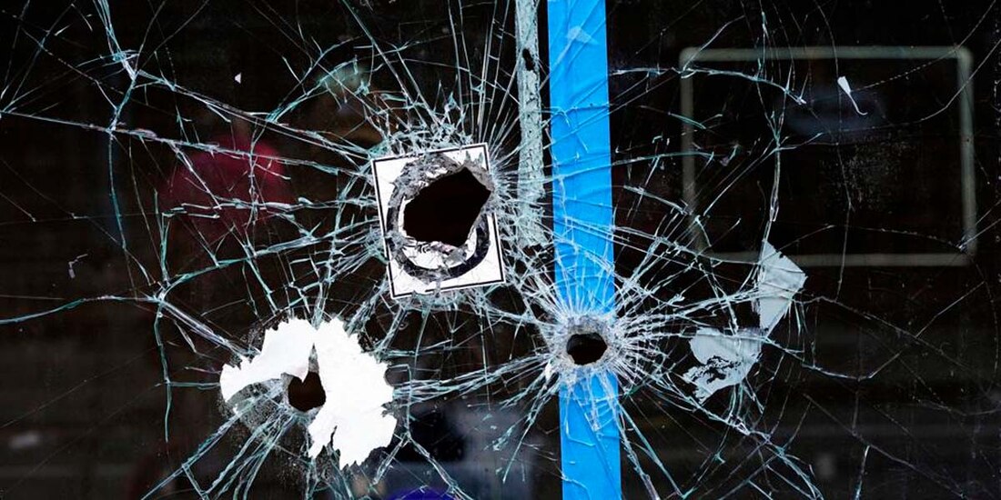 Ventana con agujeros de bala en el sitio del tiroteo en South Street, Filadelfia, el domingo 5 de junio de 2022