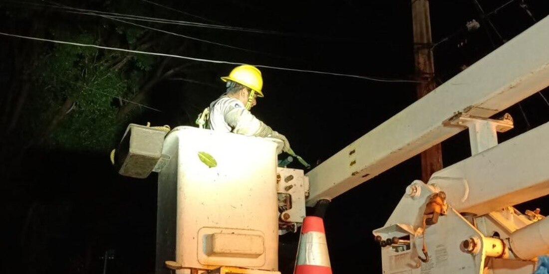 CFE restablece servicio eléctrico de usuarios afectados en Campeche y Tabasco por la Tormenta Tropical "Karl".