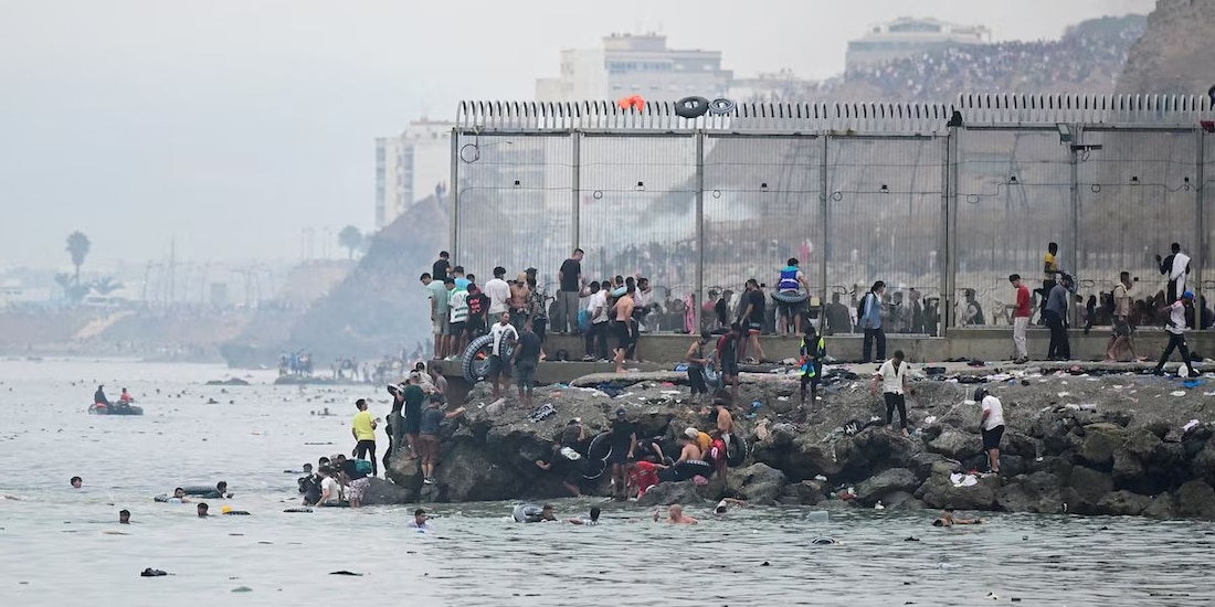 España refuerza Ceuta con una barrera en el mar