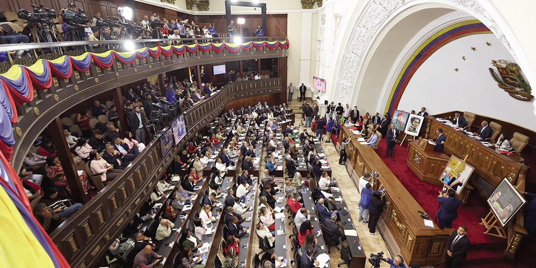 Miembros de la Asamblea Nacional de Venezuela discuten ley de amnistía, ayer.