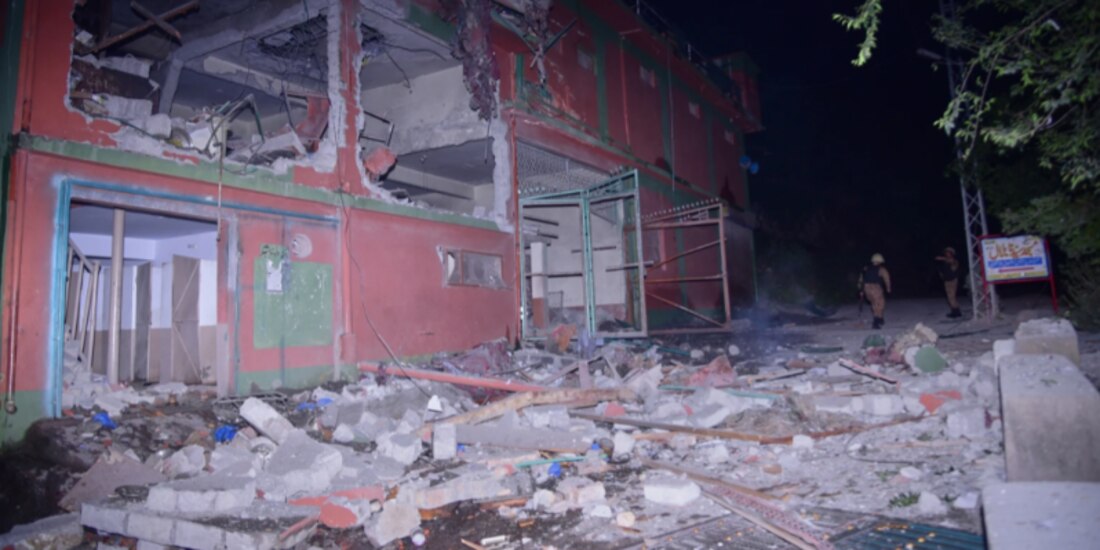 Soldados del ejército examinan un edificio dañado por un ataque con misiles indios, en Cachemira pakistaní, ayer.