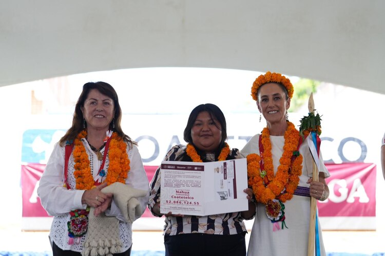 Claudia Sheinbaum, a la derecha; Margarita González, gobernadora de Morelos, a la izquierda.