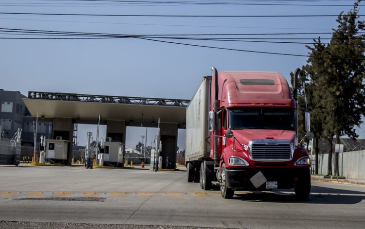 Tracto camión robado transportaba oro y plata rumbo a Puerto Manzanillo (imagen de archivo).