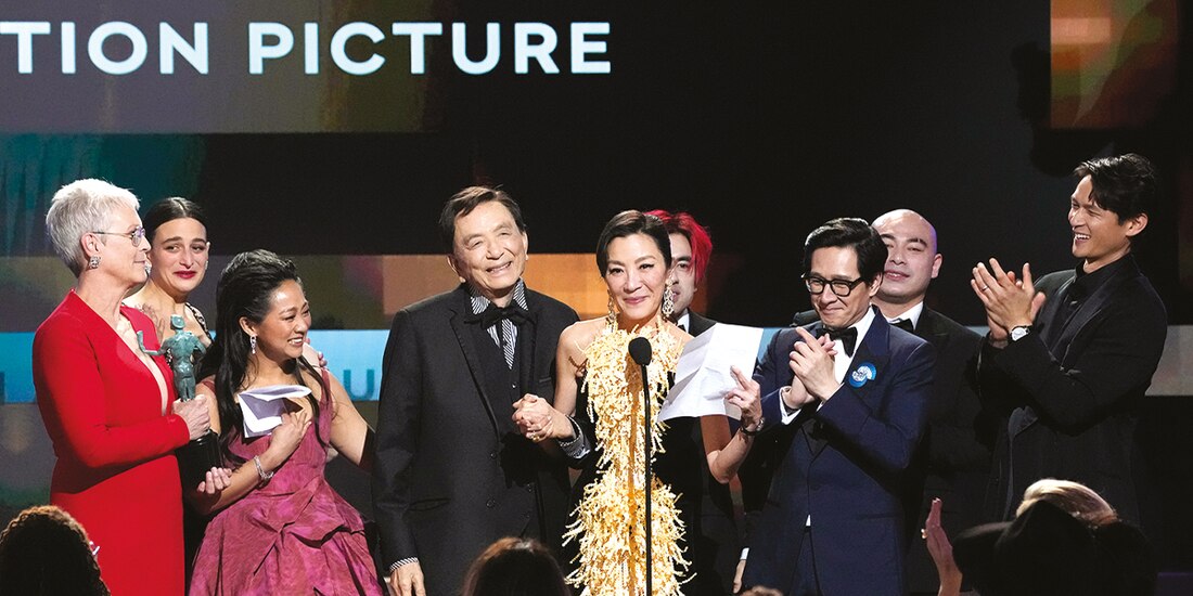 El equipo del largometraje ganador, ayer, al recibir la distinción.