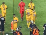 Los jugadores de Tigres André-Pierre Gignac y Diego Lainez se abrazan en el Estadio Universitario.