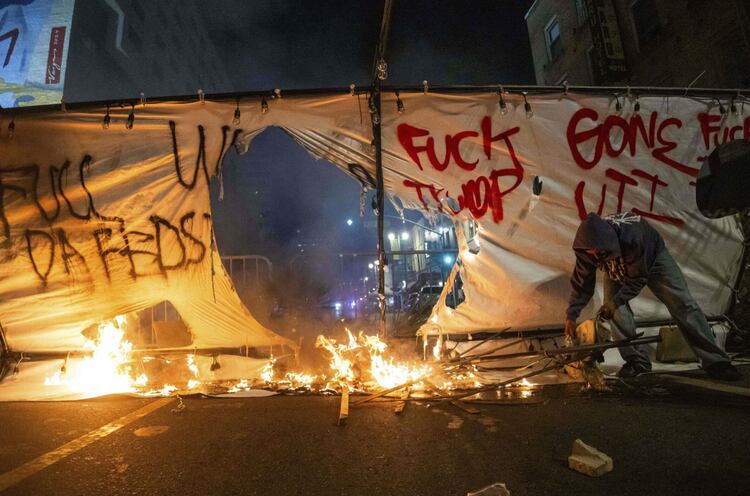 un manifestante prende fuego durante las protestas en Los Ángeles, el lunes 9 de junio.