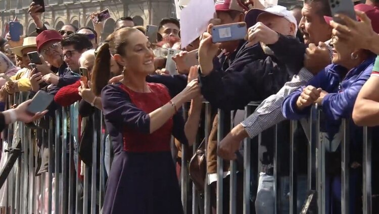Antes de su llegada a la plancha del Zócalo, Sheinbaum saluda a simpatizantes.