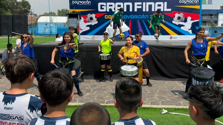 Durante la premiación de la Copa Coyoacán en el Parque Huayamilpas, Giovani Gutiérrez compartió con los equipos infantiles los planes para el rescate y saneamiento del lago.